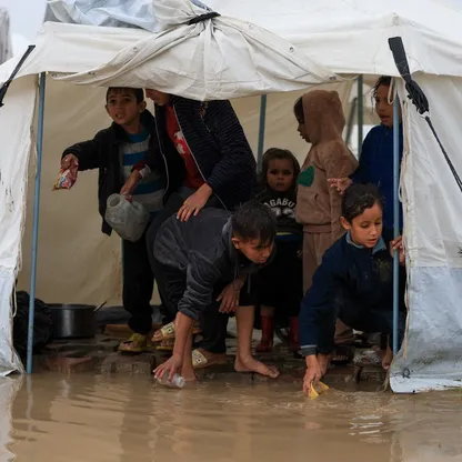 خروقات إسرائيلية مستمرة في غزة.. والأمطار تغرق خيام النازحين