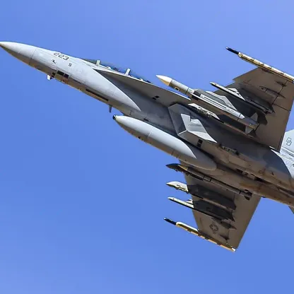 أول ظهور علني لصاروخي AIM-174B وAIM-260A على المقاتلة الأميركية F/A-18