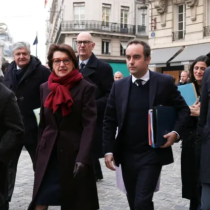 بعد تهديدات حجب الثقة.. حكومة فرنسا تلوح بانتخابات تشريعية مبكرة في مارس