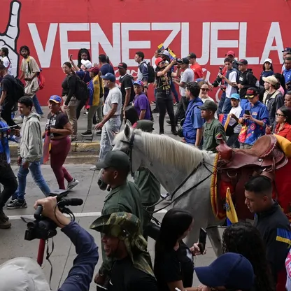 ترمب يتوعد بعمليات برية ضد "مهربي المخدرات" في فنزويلا.. ومادورو: مستعدون للدفاع عن بلادنا