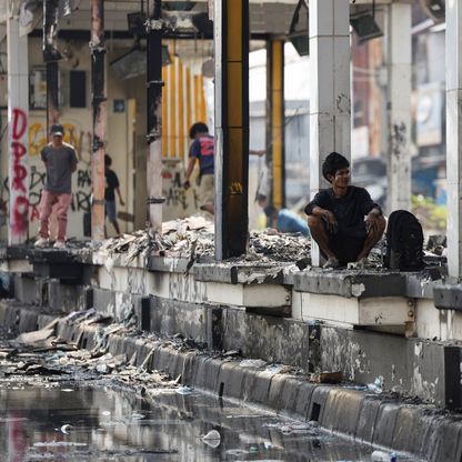متظاهرون يضرمون النار في أبنية للبرلمان بعدة أقاليم في إندونيسيا
