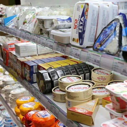 الصين تصعد الحرب التجارية مع أوروبا برسوم جمركية على منتجات الألبان