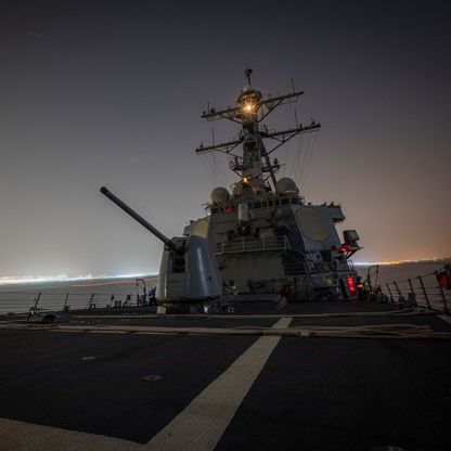 القوات الأميركية تغرق زوارق حاولت اختطاف سفينة أمام اليمن.. و"ميرسك" تعلق رحلاتها بالبحر الأحمر