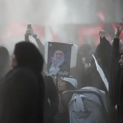وسط غياب مجتبى.. 3 من أبناء خامنئي يظهرون في جنازته
