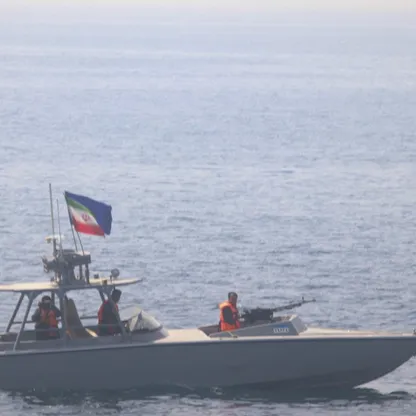 أسراب الزوارق الإيرانية تزيد مخاطر الملاحة في مضيق هرمز