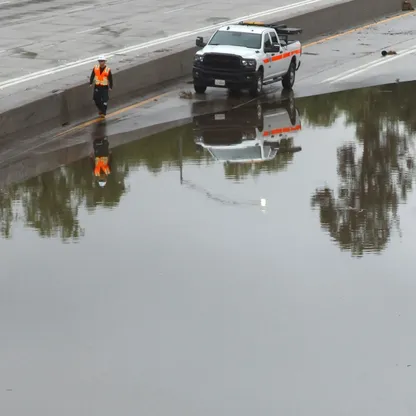 سيول تجتاح جنوب كاليفورنيا والسلطات تدعو السائقين إلى عدم القيادة