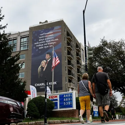 من "ماجا" إلى "ميجا".. اليمين الأميركي يتحرك لتصدير أجندته عبر الأطلسي