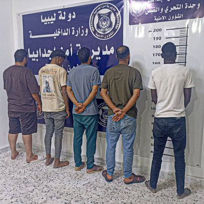 ليبيا.. تحرير أكثر من 100 مهاجر من عصابة تهريب وابتزاز