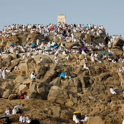 الحجاج على صعيد عرفات لأداء ركن الحج الأعظم