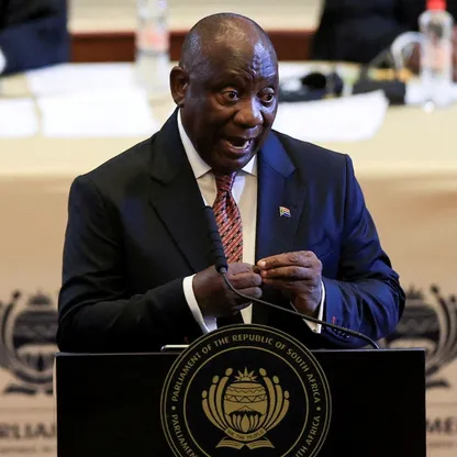 رئيس جنوب إفريقيا ينحي وزير الشرطة للاشتباه في صلته بجرائم جنائية