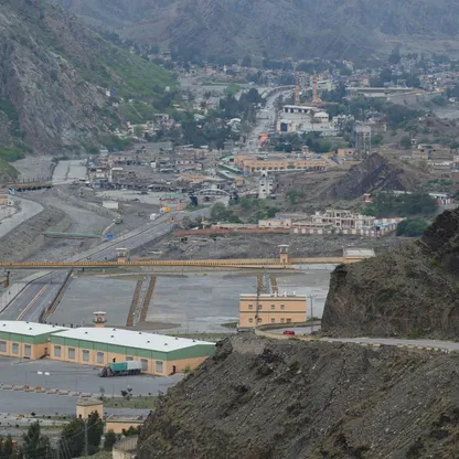 باكستان وأفغانستان تتبادلان القصف المدفعي المكثف رغم وقف إطلاق النار