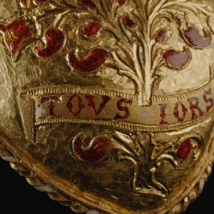 المتحف البريطاني ينقذ قلادة زواج هنري الثامن قبل بيعها لتاجر تحف