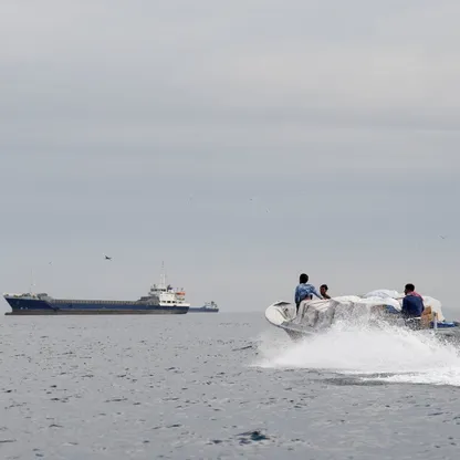إيران تتحدى "حصار هرمز".. ومخاوف من اتساع نطاق الحرب إلى أعالي البحار
