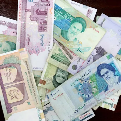 انهيار الريال الإيراني.. ضغوط معيشية وتصاعد التضخم وسط العقوبات