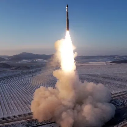 كوريا الشمالية تكشف عن صاروخ بقنابل عنقودية وقدرات حرب إلكترونية