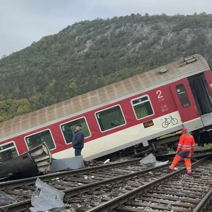 إصابة أكثر من 90 شخصا في تصادم قطارين بسلوفاكيا