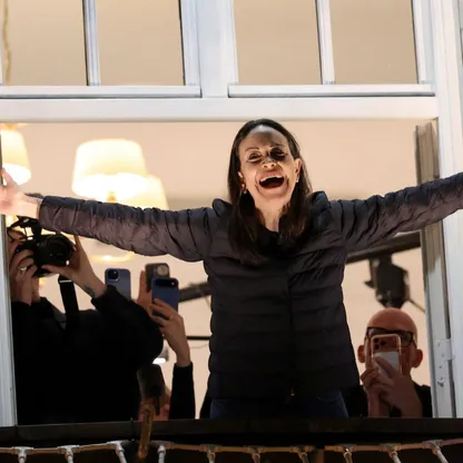 أول ظهور علني.. زعيمة المعارضة الفنزويلية تتحدى مادورو وتغادر إلى النرويج