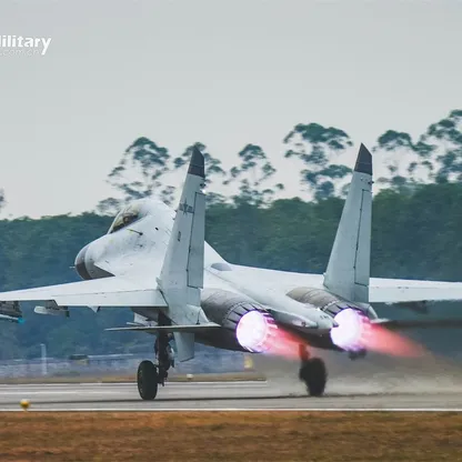 البحرية الصينية تنشر صوراً للمقاتلة النادرة بعيدة المدى "J-11BSH"