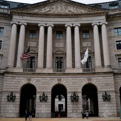 FBI يحقق في مزاعم احتيال بـ20 مليار دولار من صندوق منحة بايدن للطاقة النظيفة