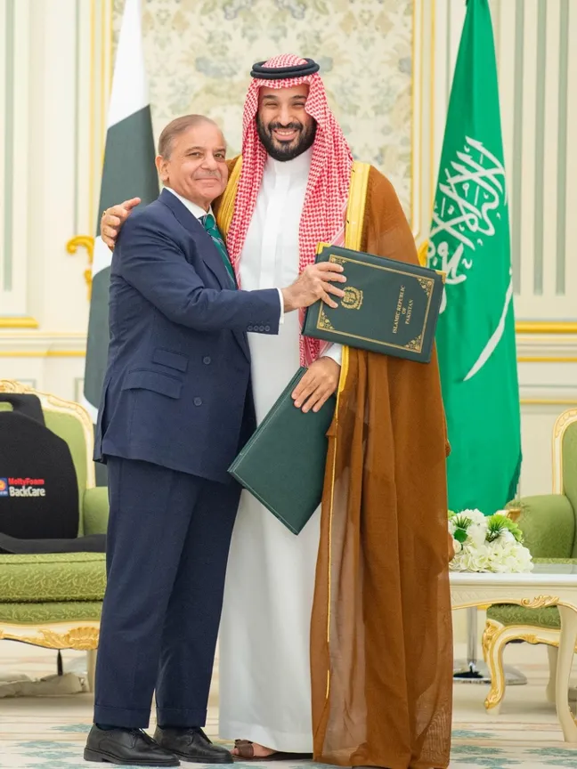 السعودية وباكستان توقعان اتفاقية الدفاع الاستراتيجي: ردع مشترك ضد أي اعتداء