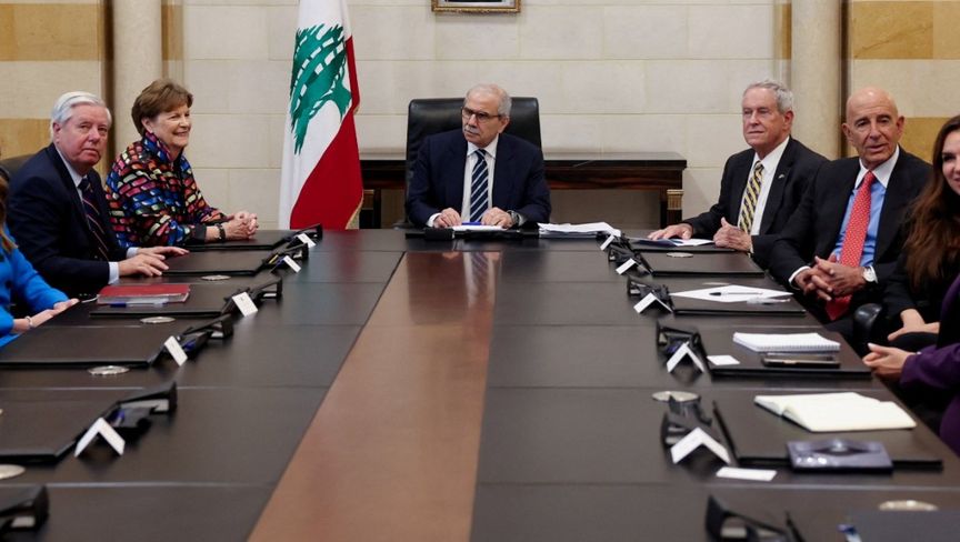 رئيس الوزراء اللبناني نواف سلام يستقبل المبعوث الأميركي توماس باراك جانب أعضاء مجلس الشيوخ والمسؤولين الأميركيين في بيروت. 26 أغسطس 2025 - Reuters