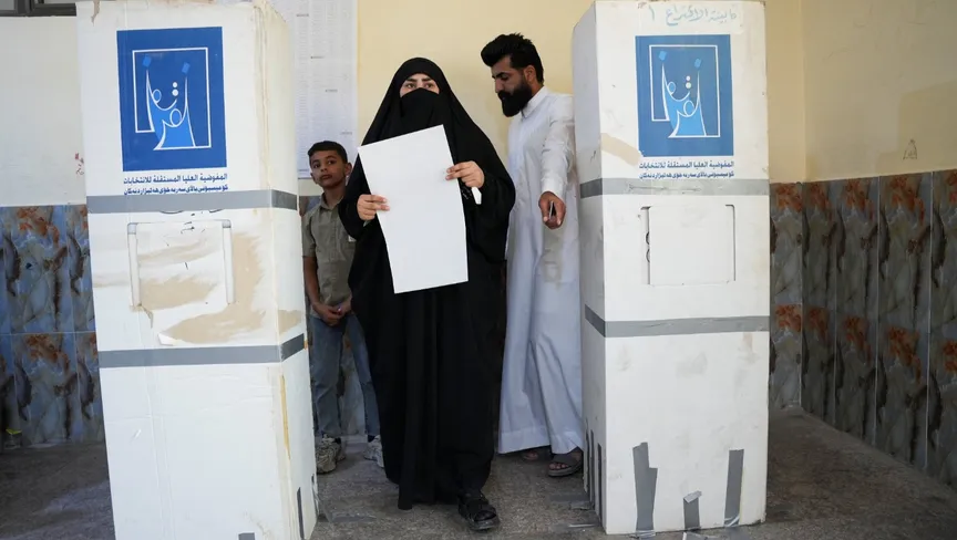 عراقيون يدلون بأصواتهم في انتخابات مجلس النواب بأحد المراكز في البصرة بالعراق. 11 نوفمبر 2025 - REUTERS