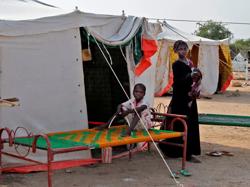 أطفال نازحون داخل مخيم لإيواء المتضررين من الفيضان في الخرطوم - AFP