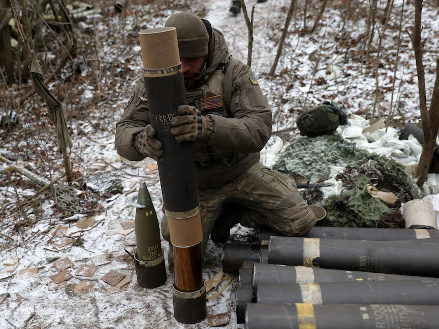 جندي مدفعية أوكراني يحضر لإطلاق قذائف "هاوتزر" تجاه مواقع روسية في الخطوط الأمامية للقتال في لوغانسك بشرق أوكرانيا. 15 يناير 2023 - AFP