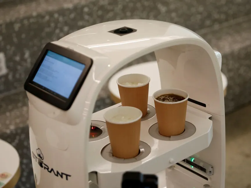 الروبوت "باريستا" يأخذ الطلبات ويصنع القهوة - REUTERS