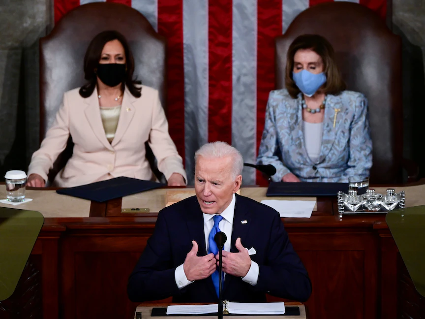 الرئيس الأميركي جو بايدن وخلفة نائبته كامالا هاريس (يساراً) ورئيسة مجلس النواب نانسي بيلوسي (يميناً) خلال جلسة للكونجرس بمجلسيه في واشنطن - 28 أبريل 2021 - REUTERS