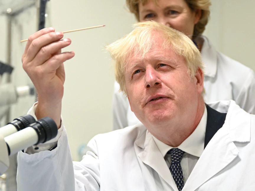 رئيس الوزراء البريطاني المستقيل بوريس جونسون خلال زيارته "معهد فرانسيس كريك" في لندن - 11 يوليو 2022 - AFP