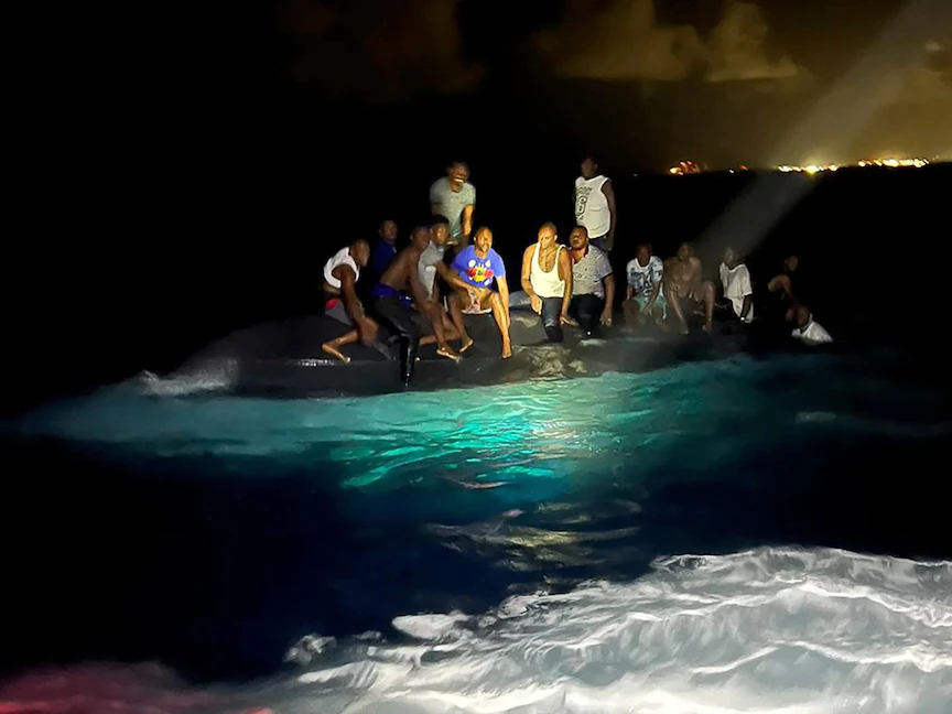 مصرع 17 مهاجراً بعد غرق زورقهم قبالة جزر الباهاما