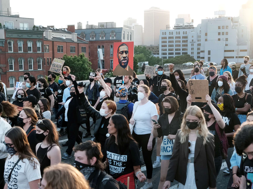 مسيرة بالولايات المتحدة في ذكرى وفاة الأميركي من أصول إفريقية جورج فلويد - AFP