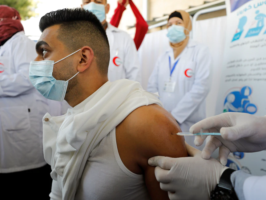 تلقيح عمال القطاع الصحي في بيت لحم بالضفة الغربية المحتلة - 3 فبراير 2021 - REUTERS