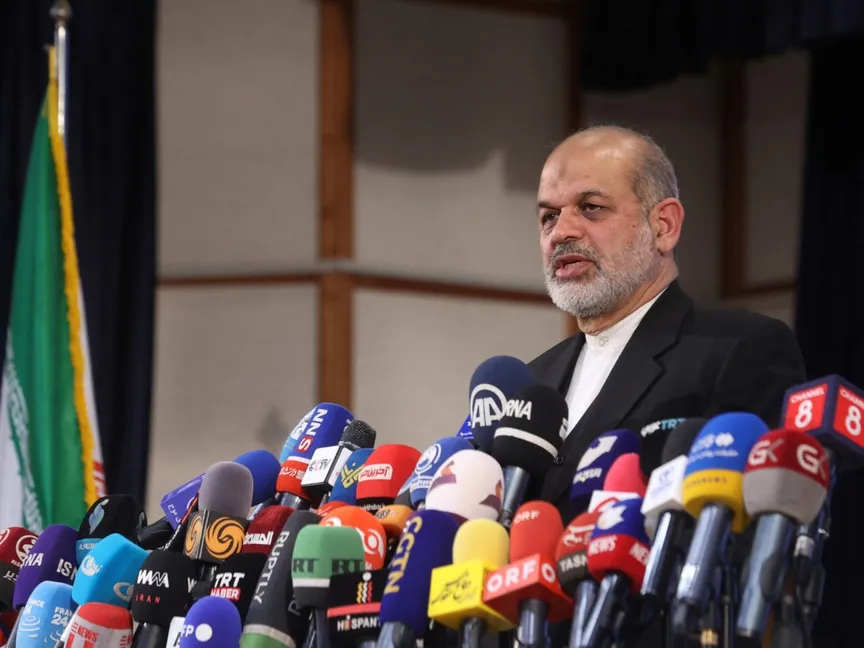 أحمد وحيدي خلال مؤتمر صحافي في طهران عندما كان وزيراً للداخلية. 4 مارس 2024 - REUTERS