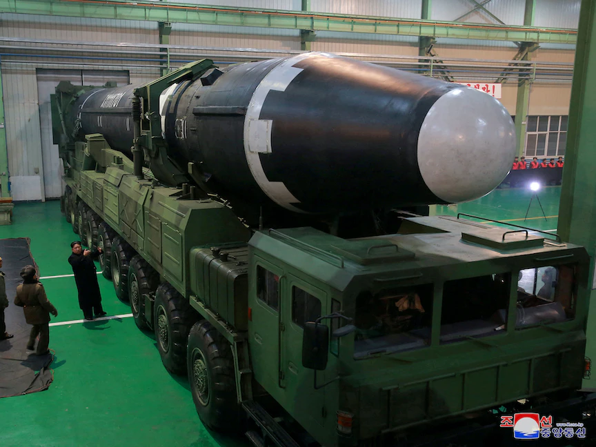 زعيم كوريا الشمالية كيم جونج أون بجوار الصاروخ الباليستي العابر للقارات هواسونج -15 في بيونج يانج- 30 نوفمبر 2017 - REUTERS