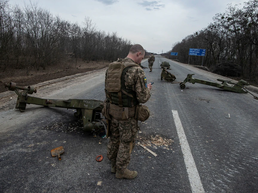 عناصر من الجيش الأوكراني يقفون أمام معدات عسكرية في مدينة تروستنتس في أوكرانيا. - REUTERS