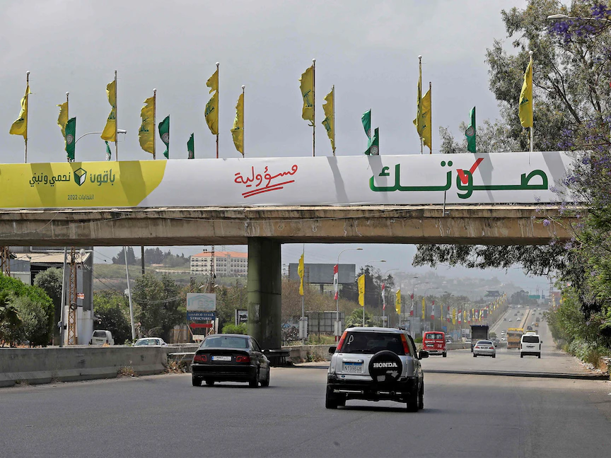 لوحة إعلانية لـ"حزب الله" في إطار الدعاية للانتخابات البرلمانية. صور 5 مايو 2022. - AFP
