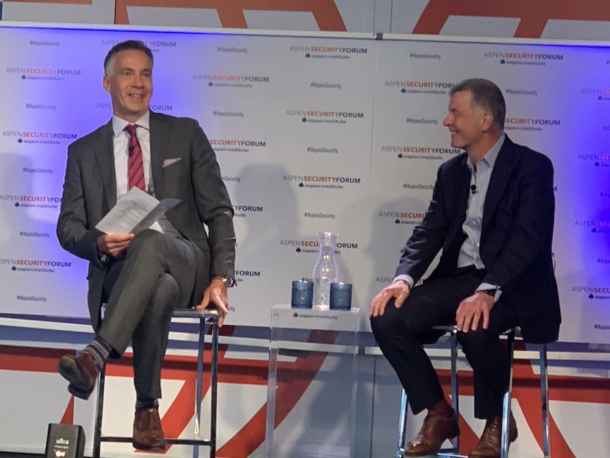 رئيس الاستخبارات البريطانية ريتشارد مور (يمين) خلال مشاركته في منتدى آسبن الأمني بكولورادو الولايات المتحدة - 21 يوليو 2022 - twitter/AspenSecurity