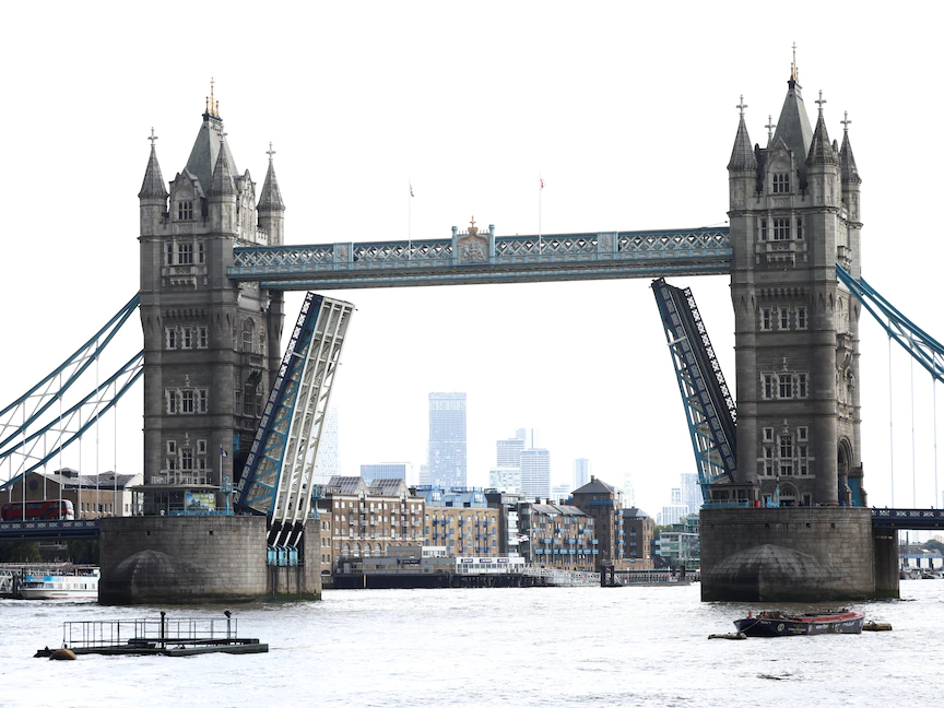 جسر البرج عالقاً في الوضع المفتوح، بسبب عطل فني، في لندن، بريطانيا، 9 أغسطس 2021 - REUTERS