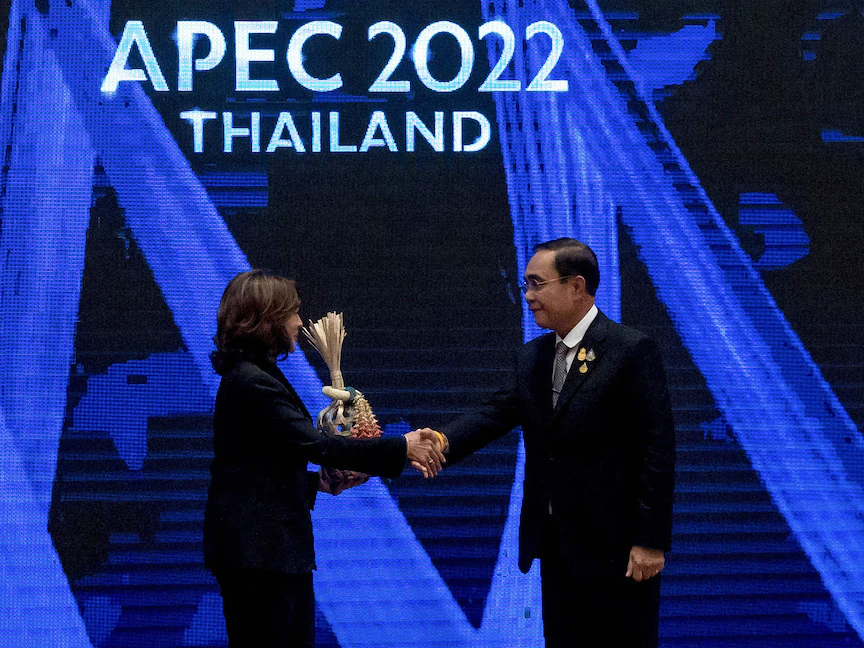 نائبة الرئيس الأميركي كامالا هاريس تتسلم رئاسة الدورة المقبلة لقمة "أبيك" خلال أعمال القمة التي تحتضنها العاصمة التايلندية بانكوك - 19 نوفمبر 2022 - AFP