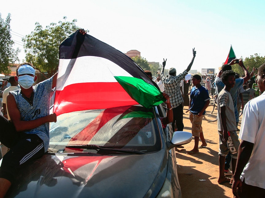 الشرطة السودانية تطلق الغاز المسيل للدموع لتفريق المتظاهرين في الخرطوم