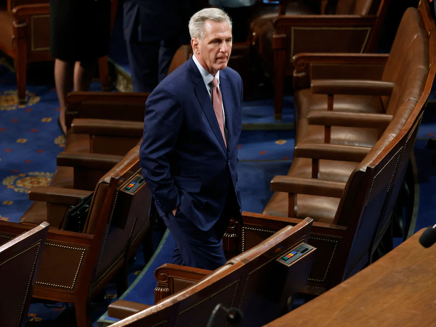 زعيم الأغلبية الجمهورية كيفين مكارثي يقف في قاعة مجلس النواب بعد فشله في الحصول على الأصوات اللازمة للفوز بمنصب رئيس مجلس النواب، واشنطن - 3 يناير 2022 - Getty Images via AFP