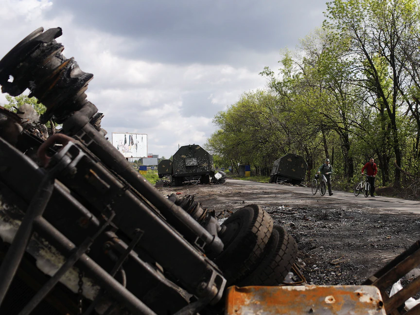 طريق يربط بين خاركوف وقرية استعادها الجيش الأوكراني مؤخراً من القوات الروسية - أوكرانيا - 13 مايو 2022 - REUTERS