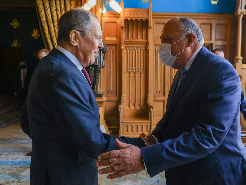 وزير الخارجية الروسي سيرجي لافروف يستقبل نظيره المصري سامح شكري قبيل اجتماعهما في موسكو، 4 أكتوبر 2021 - AFP