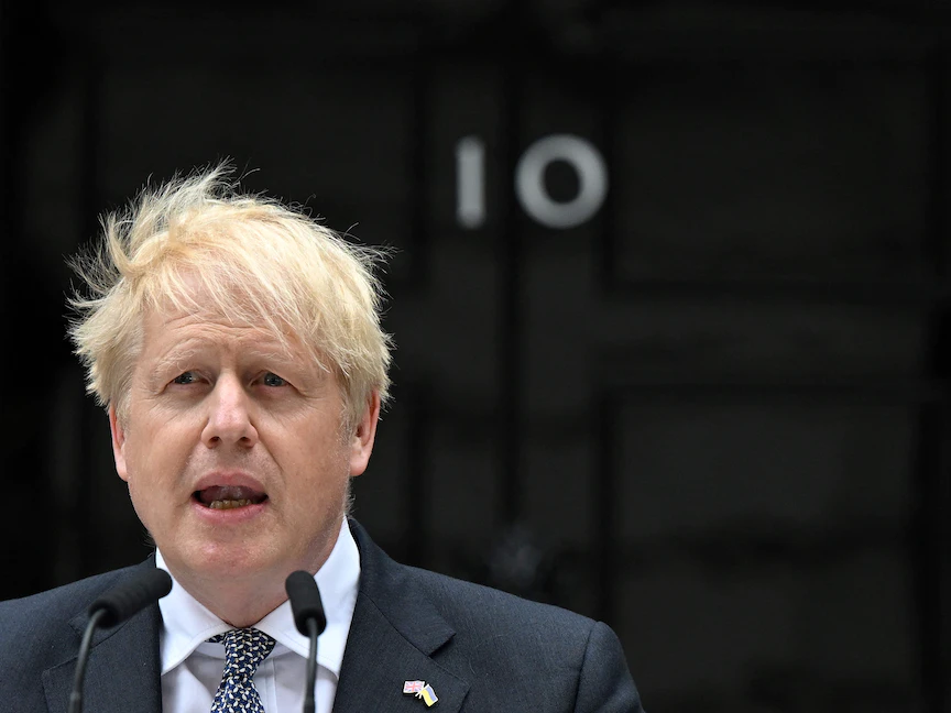 رئيس الوزراء البريطاني بوريس جونسون يلقي خطاب الاستقالة أمام مقر الحكومة في "10 داونينج ستريت" في لندن - 7يوليو 2022 - AFP