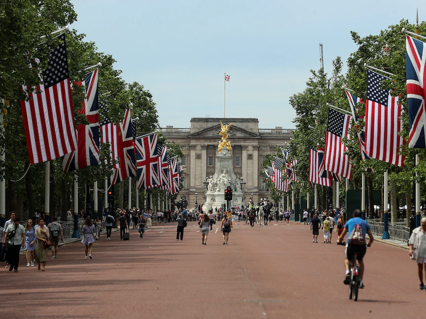 أعلام بريطانيا والولايات المتحدة في وسط العاصمة لندن، 02 يونيو 2021 - REUTERS