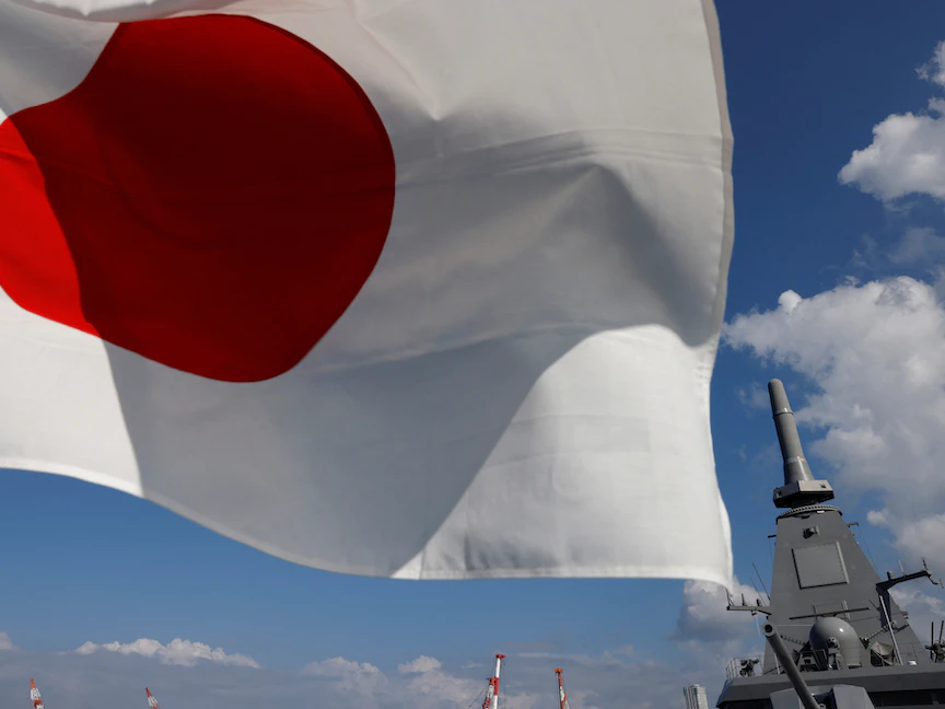السفينة البحرية اليابانية "موجامي" بجانب العلم الياباني في القاعدة البحرية لقوة الدفاع الذاتي في يوكوسوكا. 5 سبتمبر 2022 - REUTERS