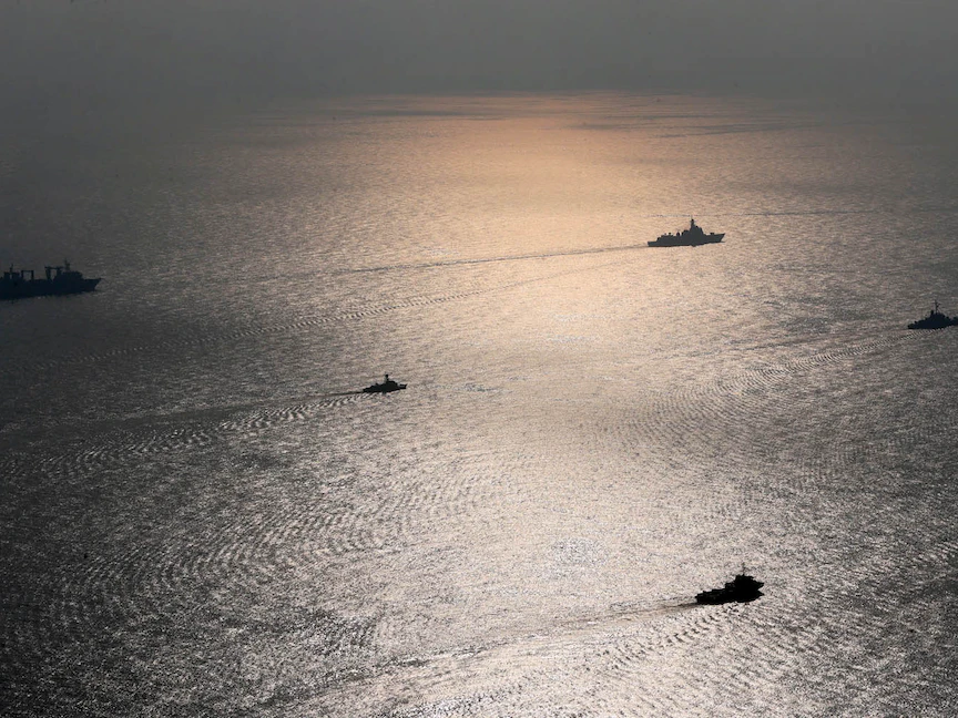 سفن حربية تشارك في تمرين بحري مشترك للبحرية الإيرانية والصينية والروسية في شمال المحيط الهندي، 19 يناير 2022 - REUTERS