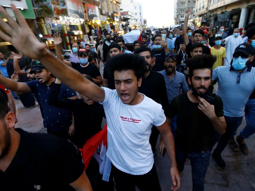 مشيعون يحملون نعش الناشطة ريهام يعقوب التي قتلت برصاص مسلحين مجهولين. رويترز - REUTERS